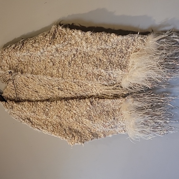 Thick fuzzy shawl with feather - Picture 2 of 11